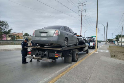Placas sobrepuestas ponen en riesgo legal a conductores