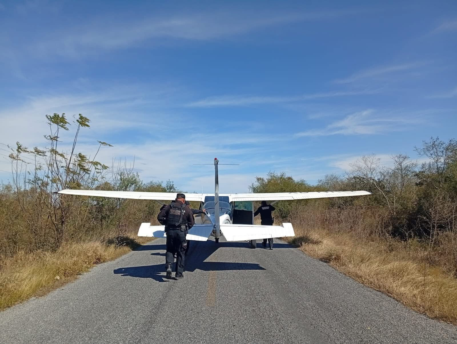 Aterriza avioneta de emergencia en carretera de Villagrán