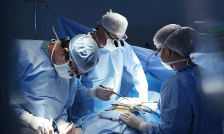 Aprueban penas de hasta 8 años a quien realice cirugías estéticas a menores de edad