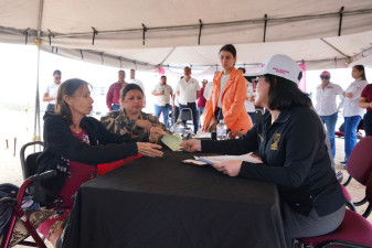 Vecinos de Valles del Paraíso reciben atención directa con programa “Presidencia Cerquita de Ti”