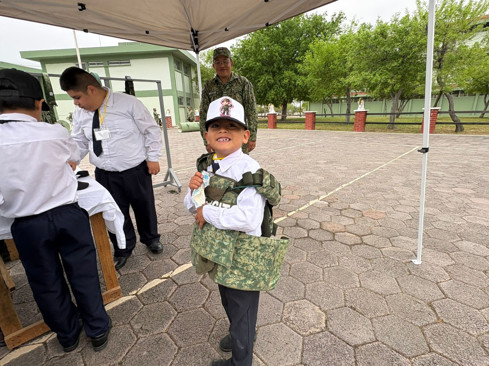Estudiantes realizan visita guiada a instalaciones militares para fomentar la inclusión y los valores