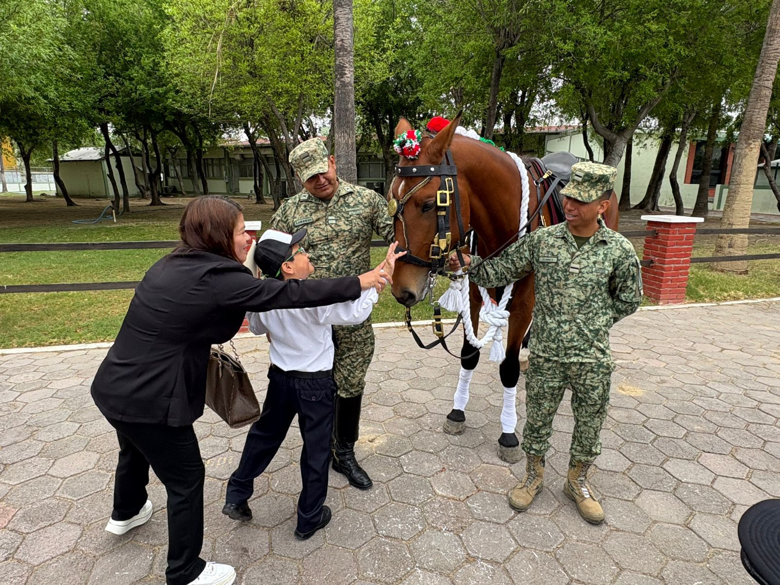 Estudiantes realizan visita guiada a instalaciones militares para fomentar la inclusión y los valores
