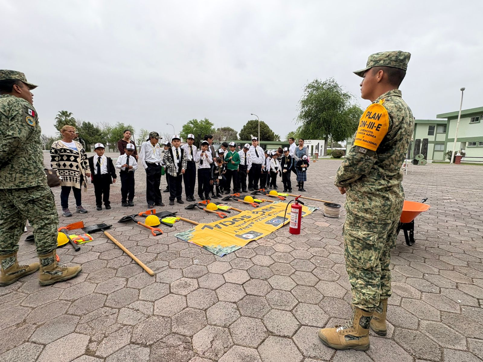 Estudiantes realizan visita guiada a instalaciones militares para fomentar la inclusión y los valores