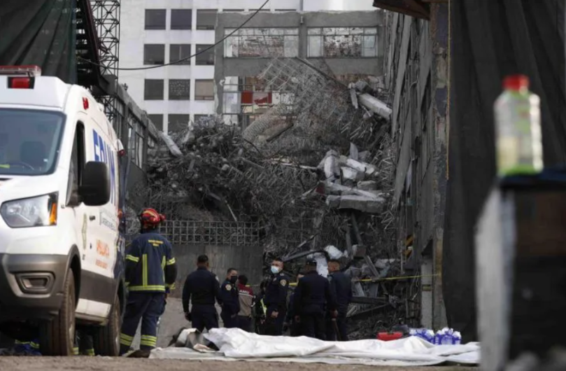 Colapsa edificio en demolición cerca del Metro San Antonio Abad; rescatan a personas y buscan a tres más entre escombros