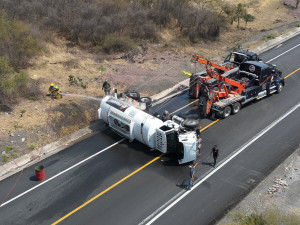 Cierran carretera Rumbo Nuevo tras volcadura de pipa con combustible en Tamaulipas