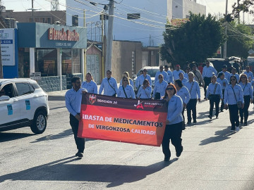 Exigen mejoras en servicio médico durante desfile por la Expropiación Petrolera
