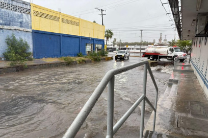 Caen 2 pulgadas de lluvia; dejan encharcamientos y accidentes viales