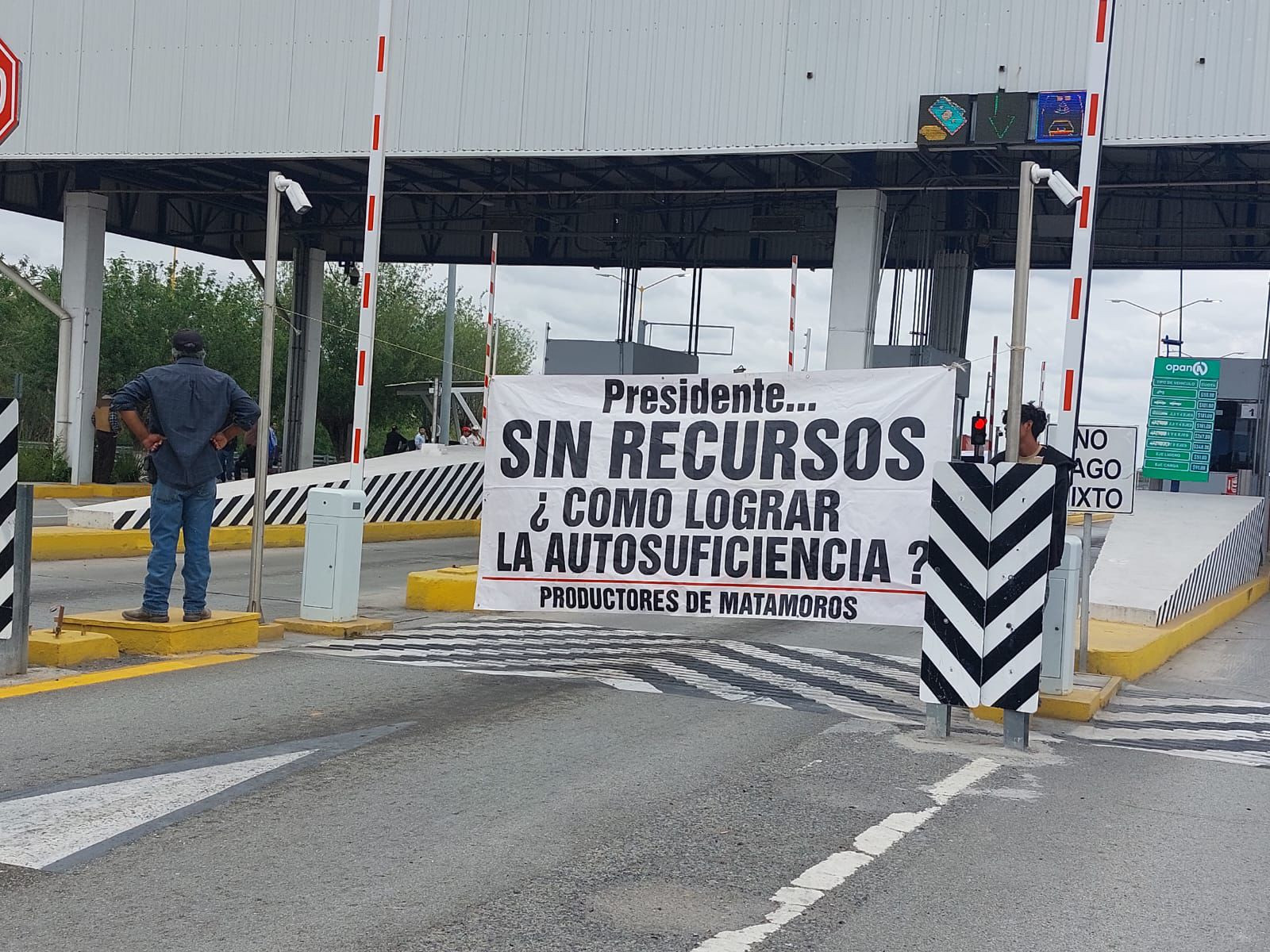 Campesinos permiten paso libre en caseta de Nuevo Progreso