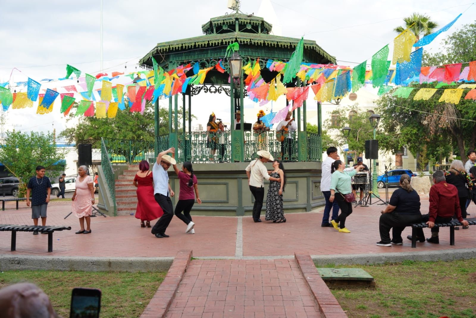 Vive Nuevo Laredo la tradición del Huapango con exitoso Fandango Huasteco en Plaza Juárez