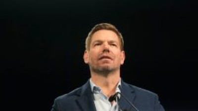 Renuncia Eric Swalwell al Congreso de EU tras denuncias de conducta sexual indebida