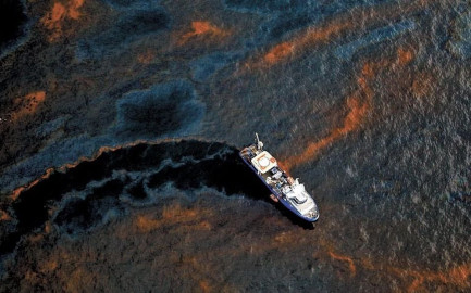 Instruye Presidenta Claudia Sheinbaum investigación; separan a 3 funcionarios de cargo por derrame en Golfo de México