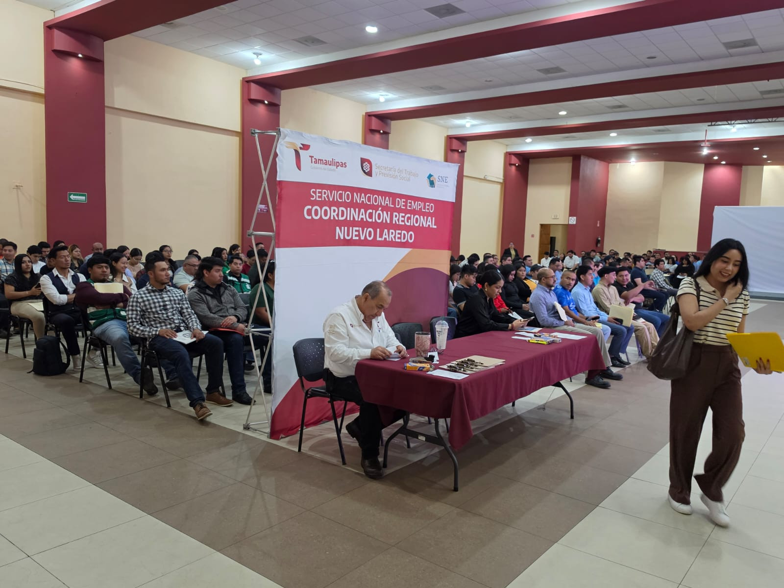 Ofrecen vacantes administrativas para profesionistas