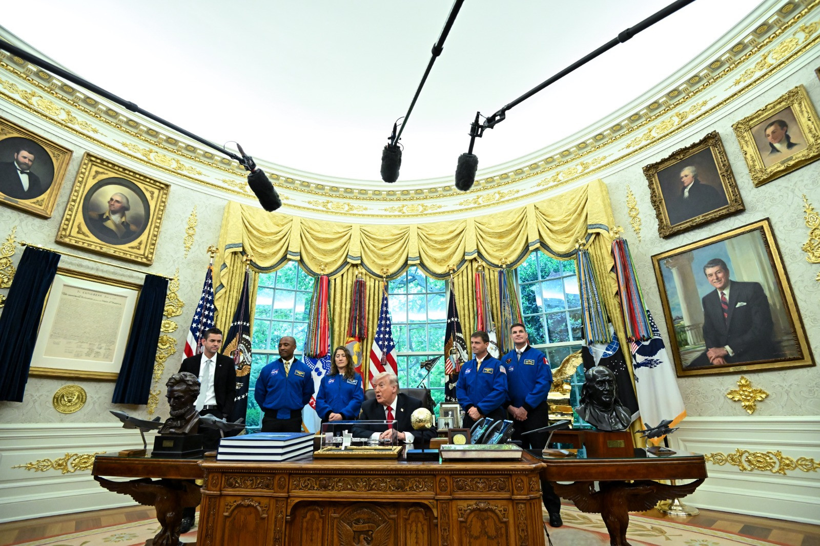Trump reconoce a astronautas de Artemis II por histórica misión a la órbita lunar