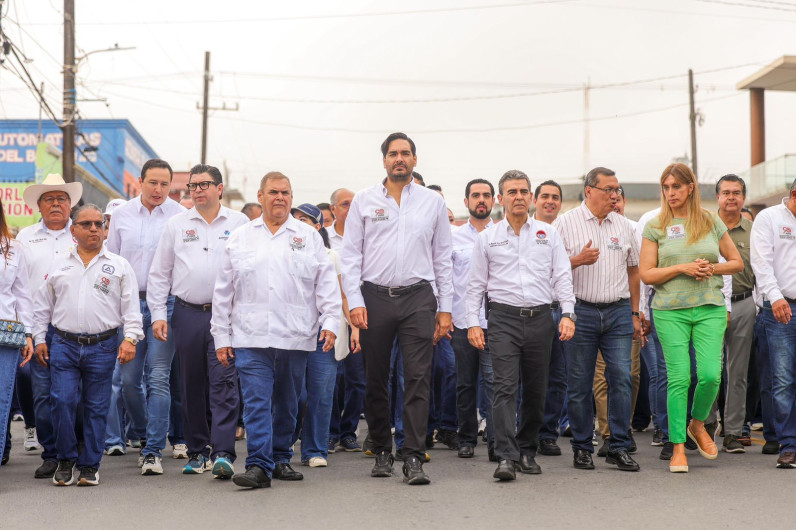 Participó el Alcalde Carlos Peña Ortiz junto al líder de la FTR, Reynaldo Garza Elizondo, en el Desfile Conmemorativo del Día del Trabajo