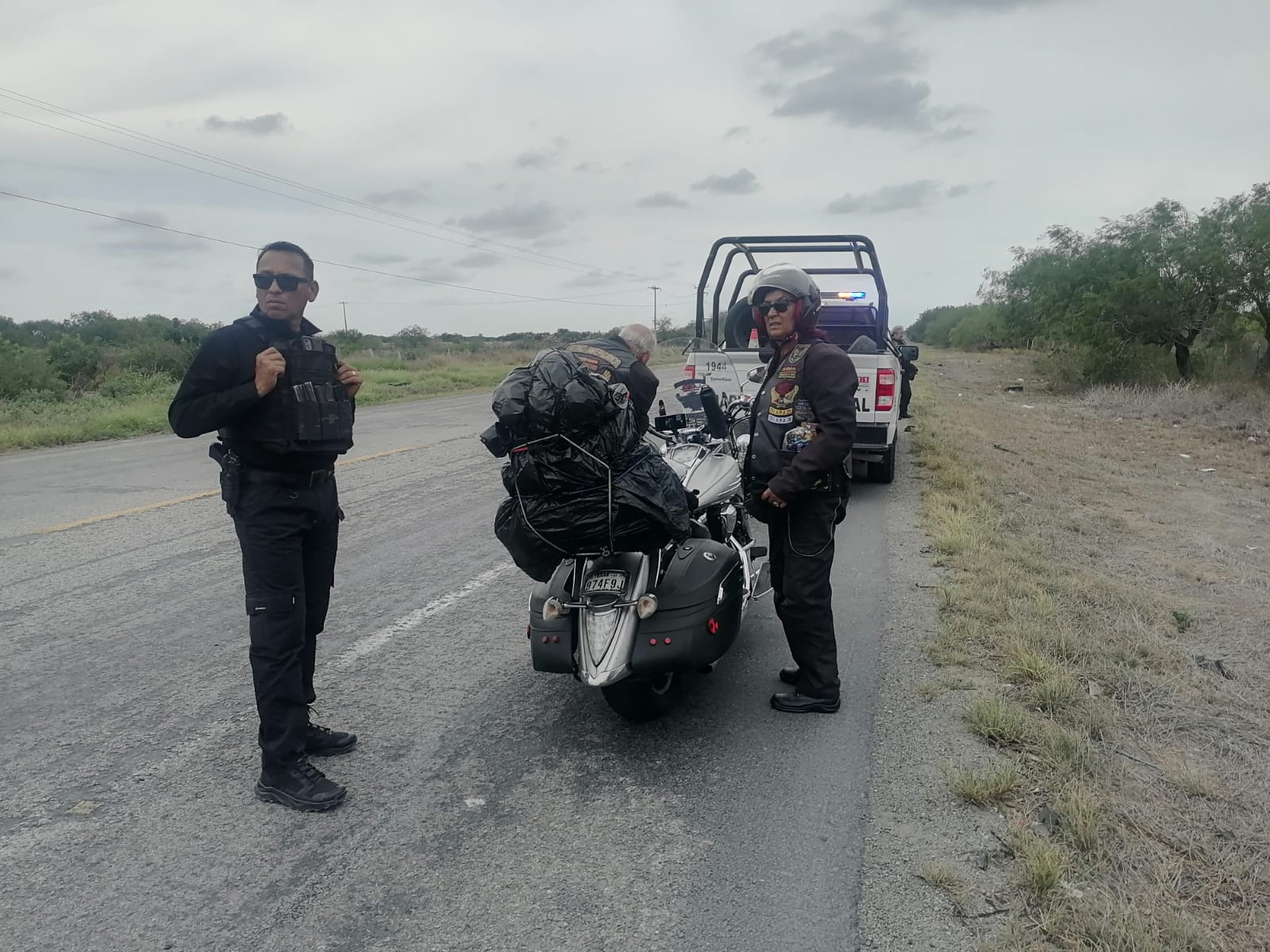 Guardia Estatal custodia caravana internacional de motociclistas en carretera Reynosa–San Fernando