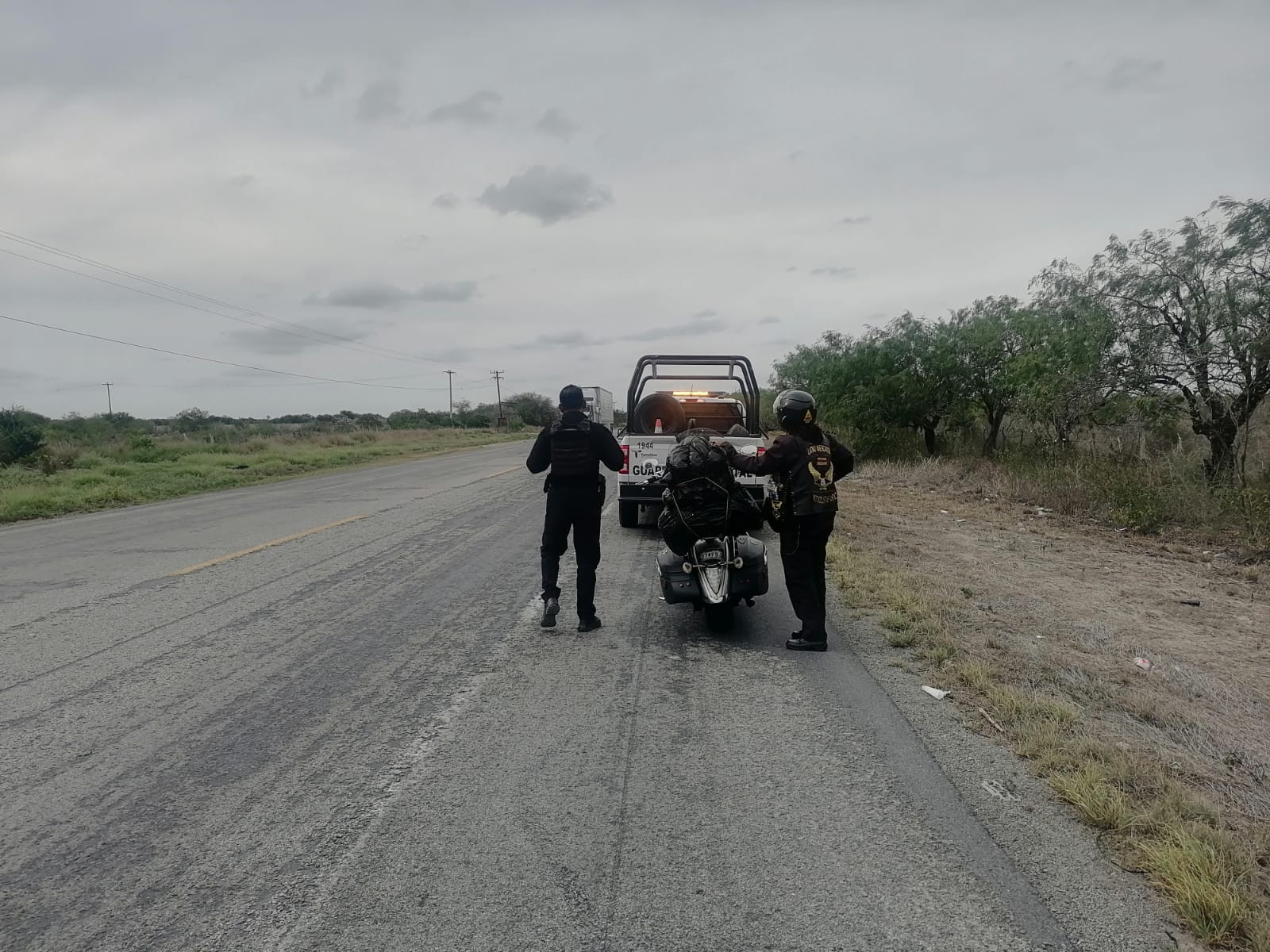 Guardia Estatal custodia caravana internacional de motociclistas en carretera Reynosa–San Fernando