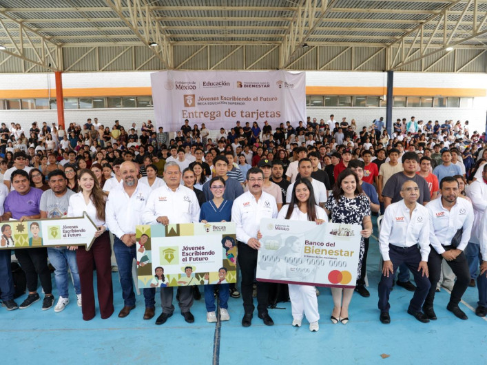 Encabeza el rector Dámaso Anaya entrega de becas a 493 estudiantes de la UAT