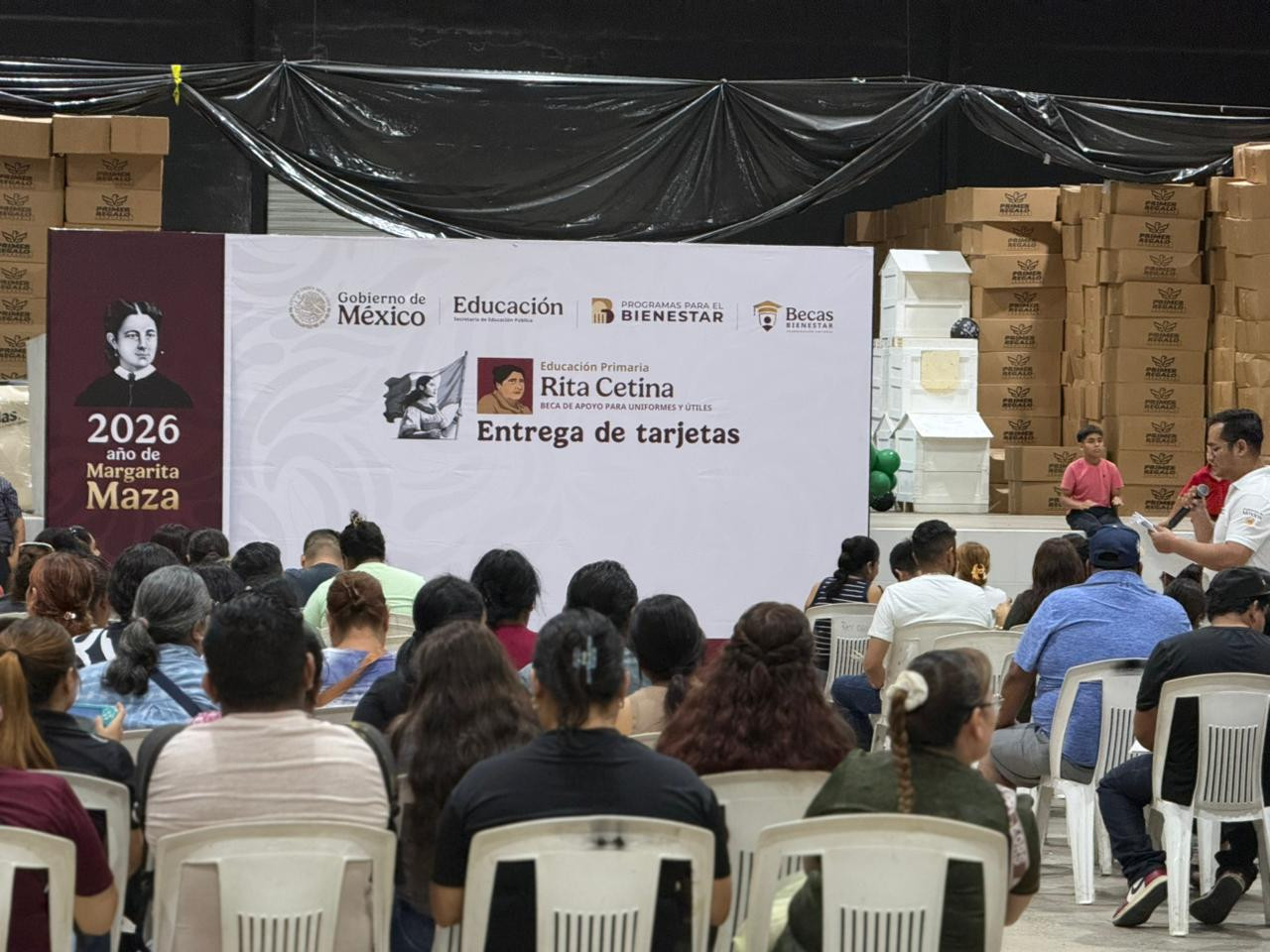 Arranca entrega de tarjetas de la beca Rita Cetina en el Auditorio Municipal