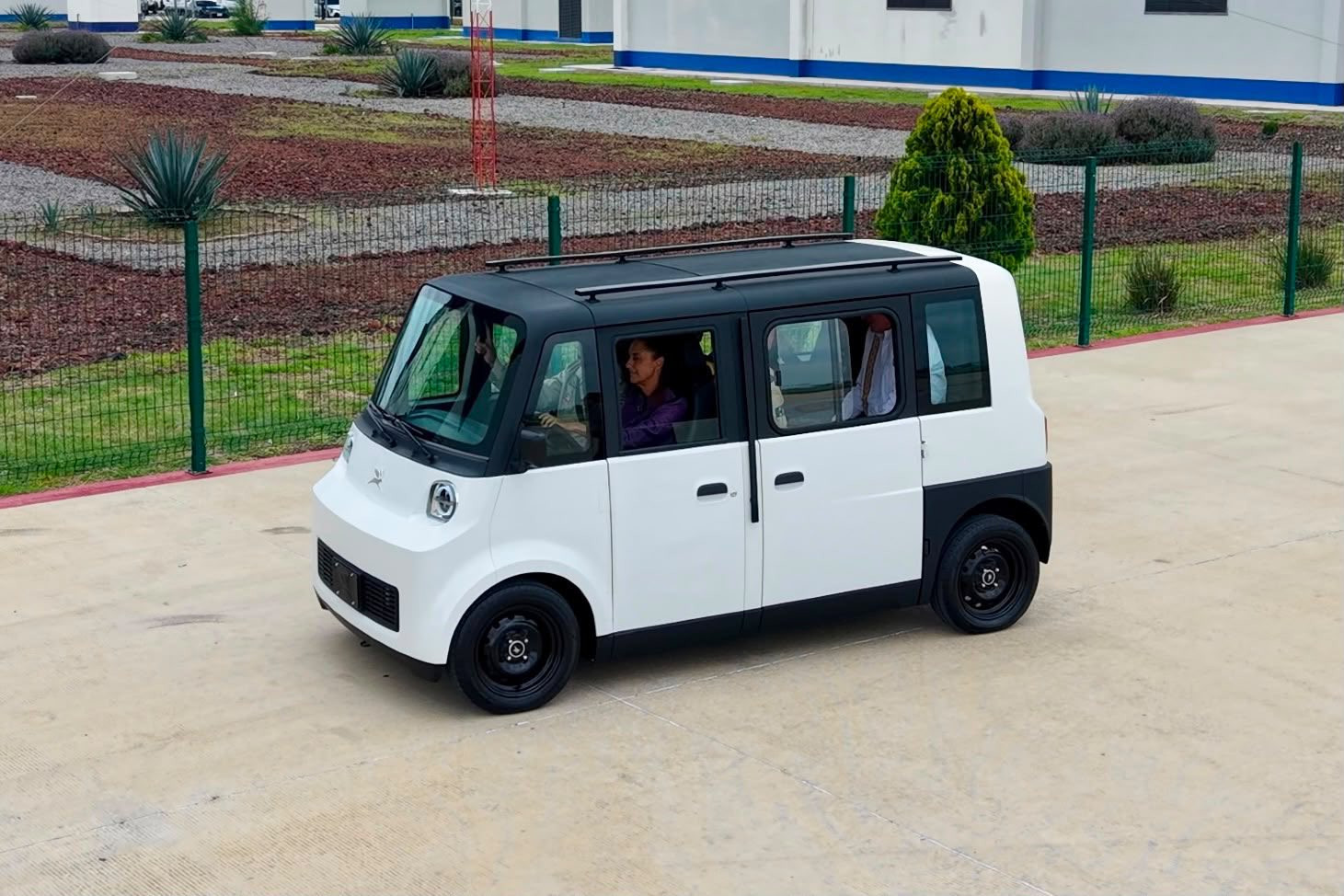 Sheinbaum presenta Olinia, el primer auto eléctrico mexicano