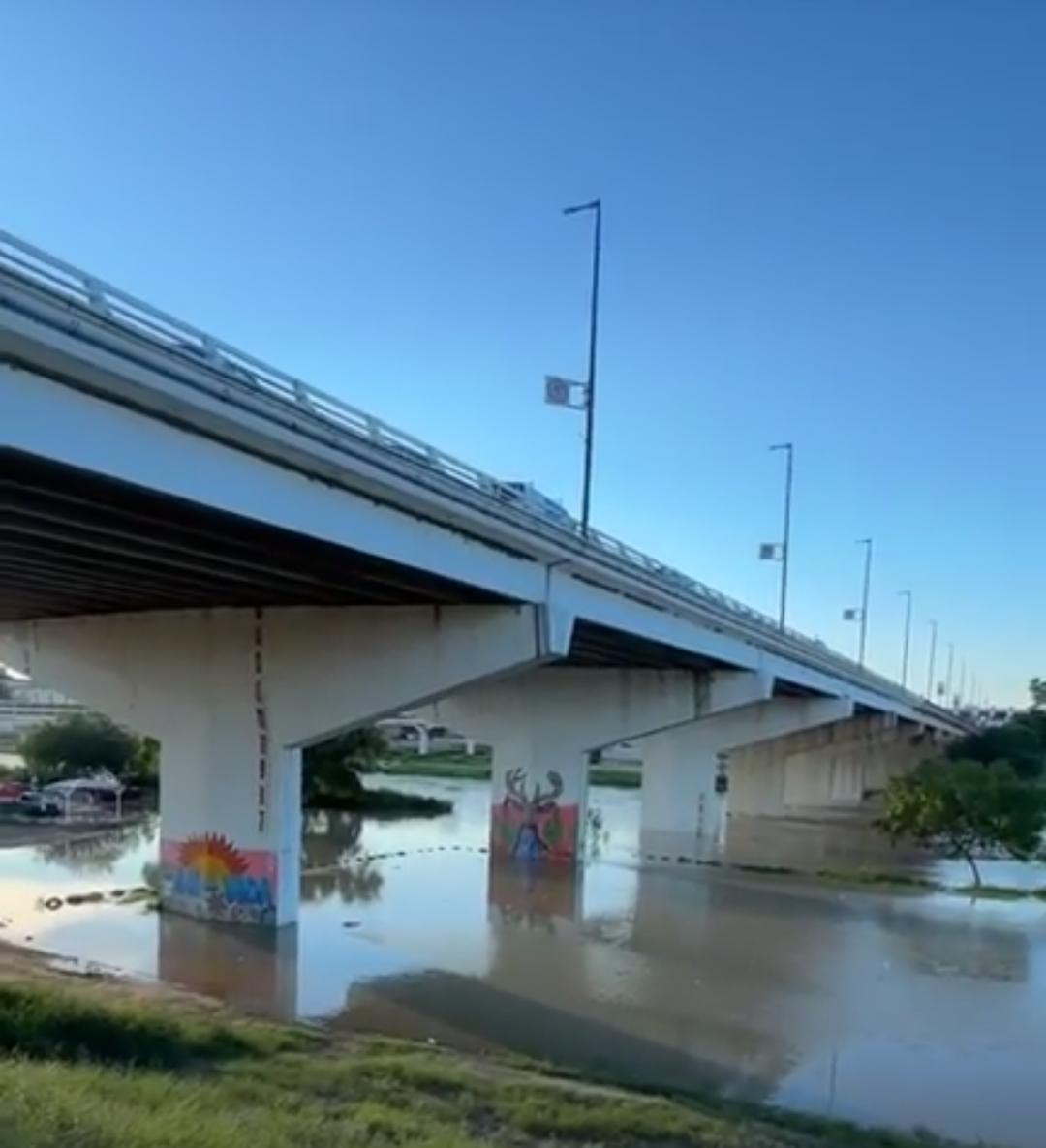 El río Bravo registra un drástico aumento en su caudal entre los dos Laredos; descartan inundaciones