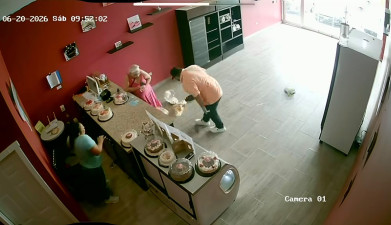 Clientes tiran pasteles y toman celular en sucursal Vista Hermosa