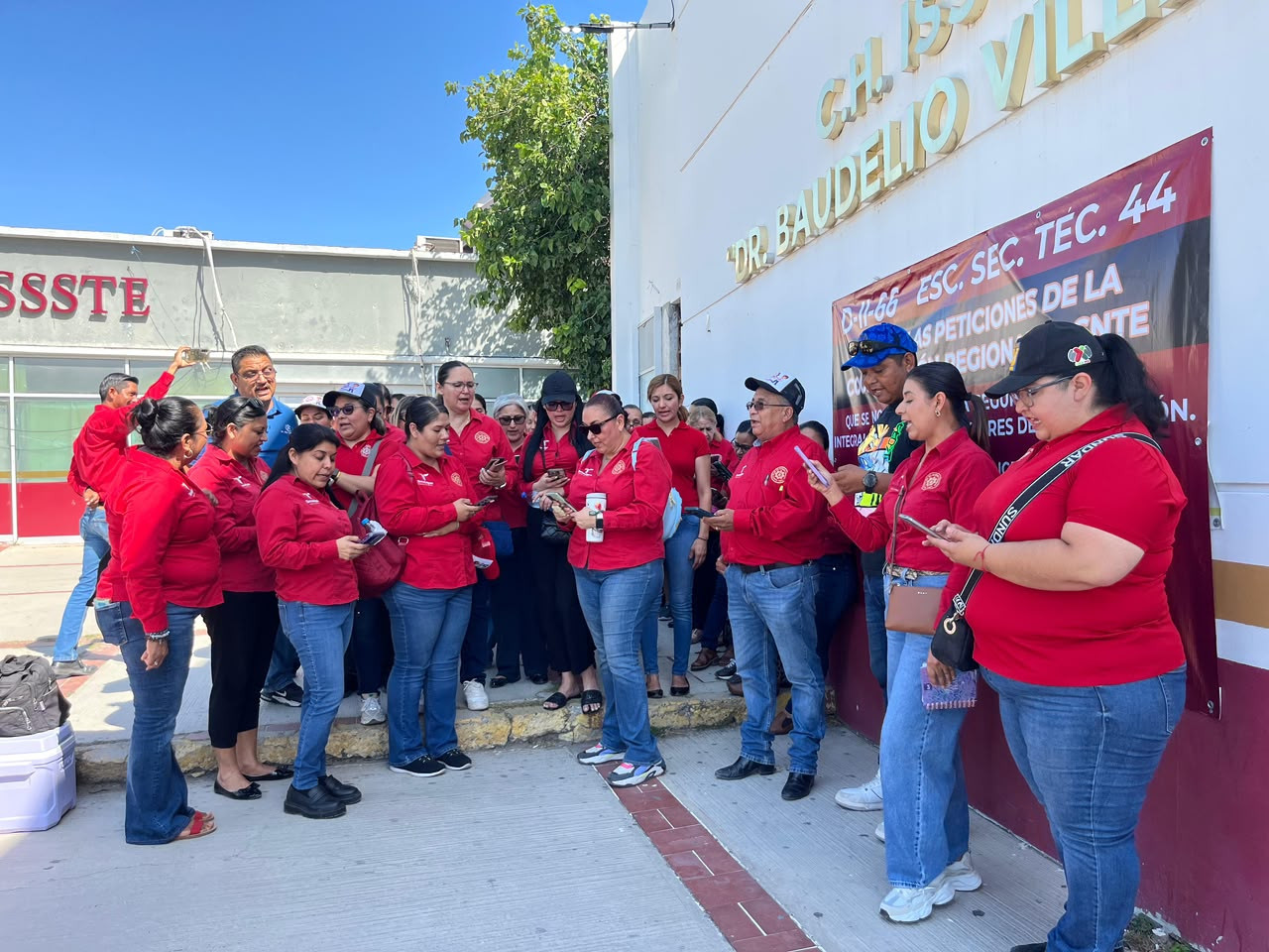 Persisten protestas de maestros por deficiencias en el ISSSTE; llevarán denuncias a la CDMX el lunes