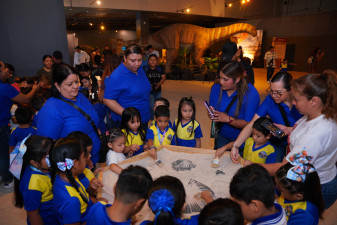 Disfrutan familias de Nuevo Laredo de Dinofrontera; invitan a exposición de dinosaurios animatrónicos