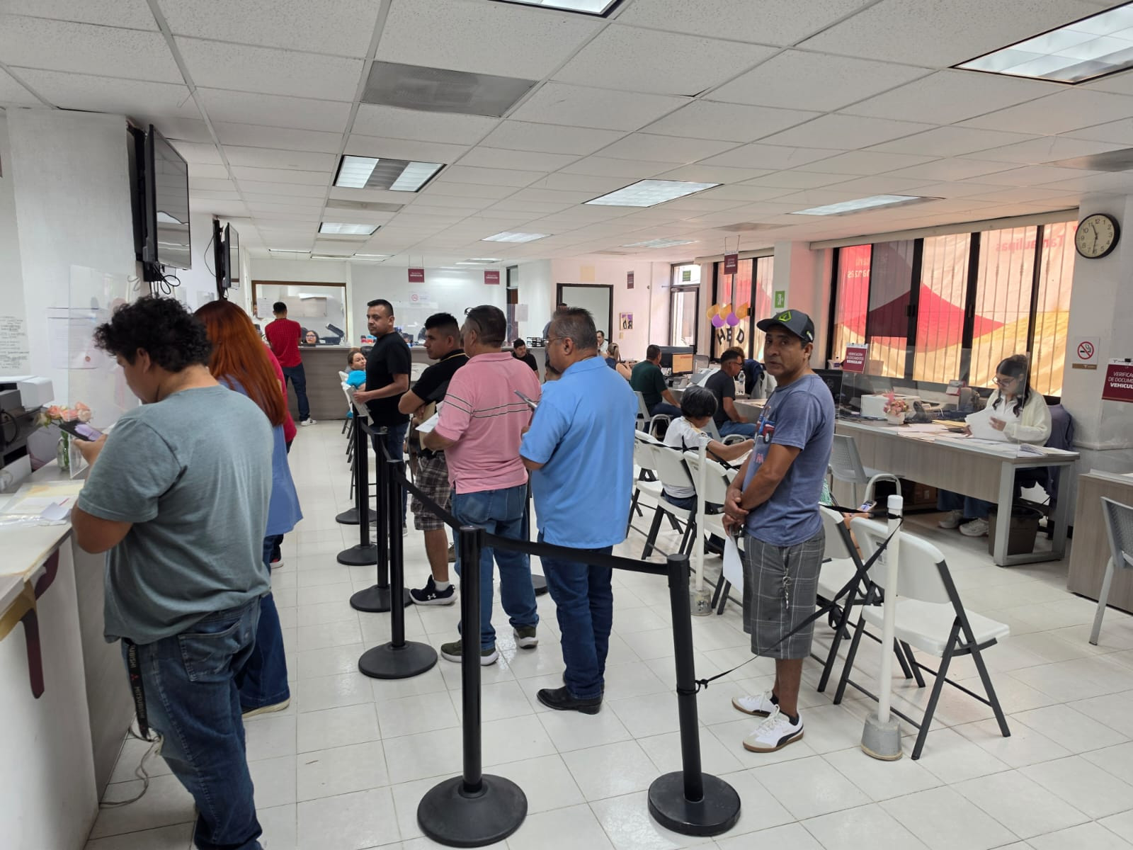 Cae flujo de contribuyentes en la Oficina Fiscal por temporada vacacional