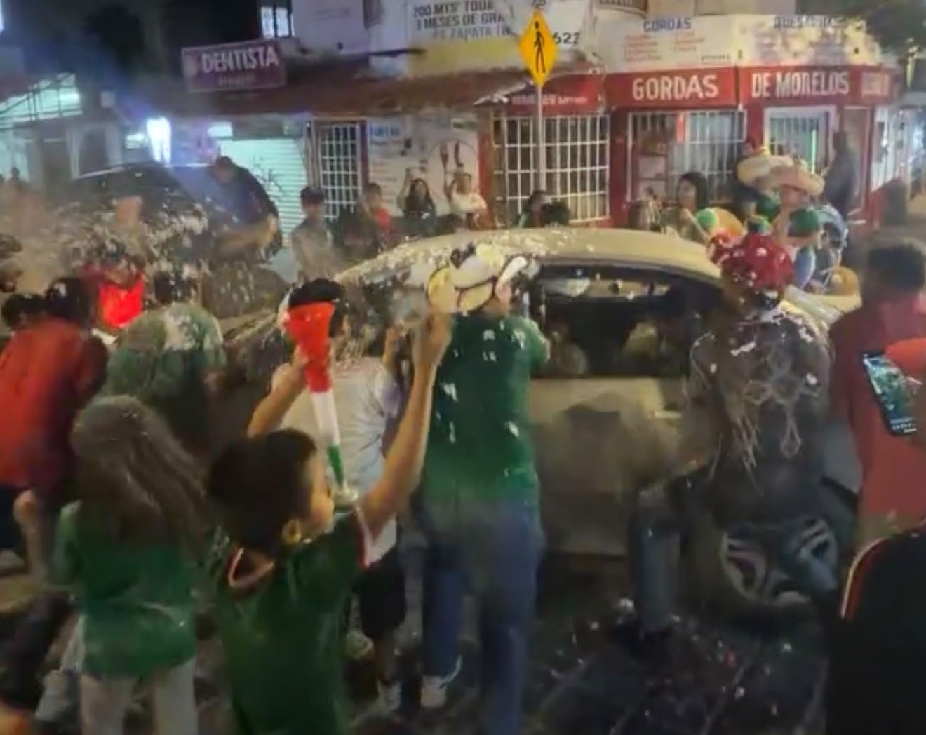 Afición vuelve a celebrar triunfo de México; despliegan operativo para evitar incidentes