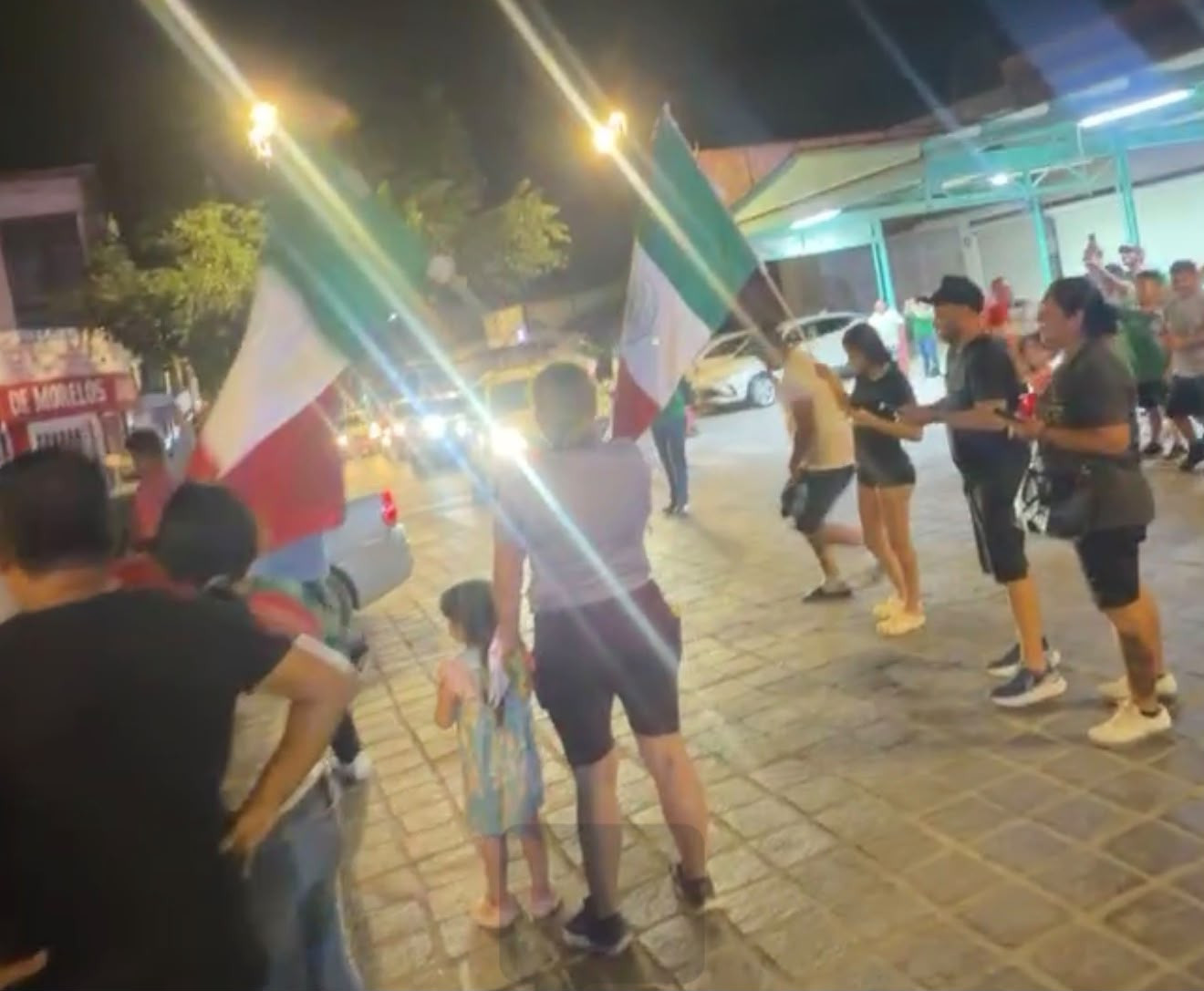 Afición vuelve a celebrar triunfo de México; despliegan operativo para evitar incidentes