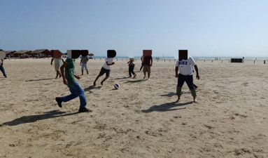 Adolescentes en proceso de reinserción social juegan fútbol playero en Miramar