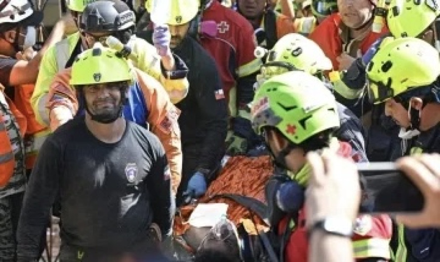 Hernán Gil es rescatado con vida ocho días después de los terremotos en Venezuela