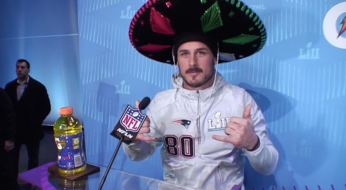 Danny Amendola posa con el sombrero mexicano de NotiGAPE