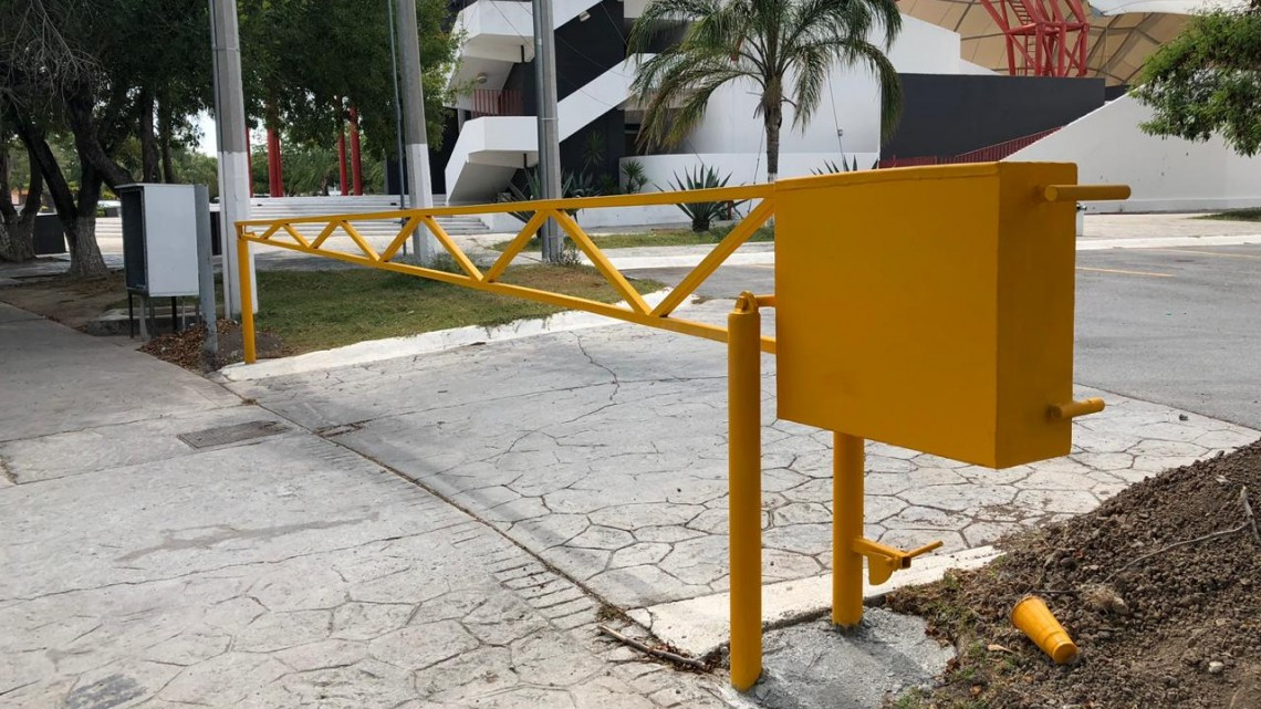 Instalan plumas en el parque Olímpico 