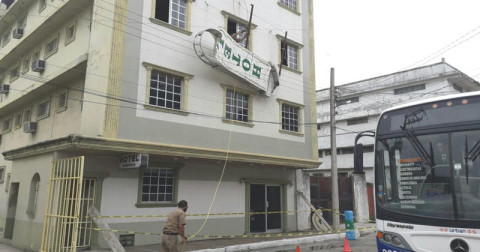 Rayo desprende anuncio de hotel en Tampico