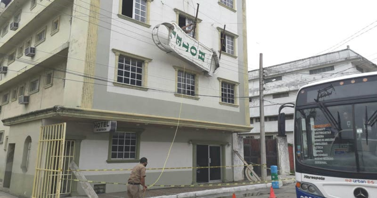 Rayo desprende anuncio de hotel en Tampico