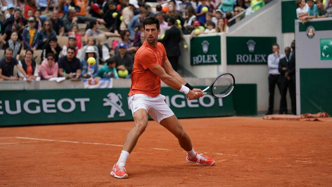 Novak Djokovic avanza a segunda ronda de Roland Garros  