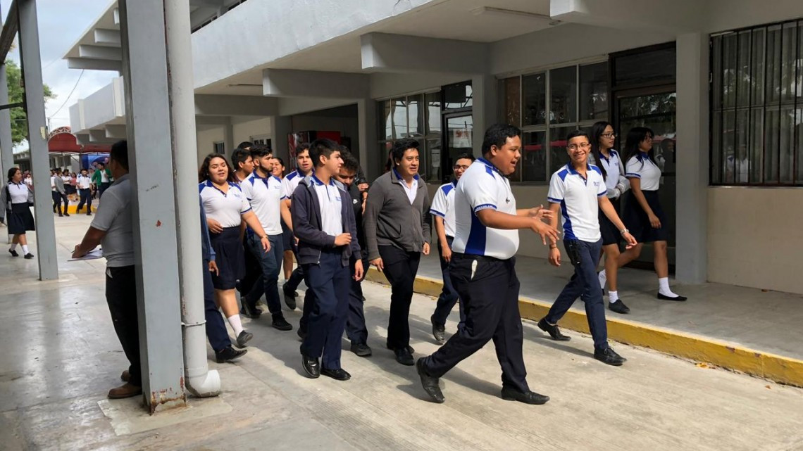 Evacuan a estudiantes del CBtis 135 por alerta sísmica 
