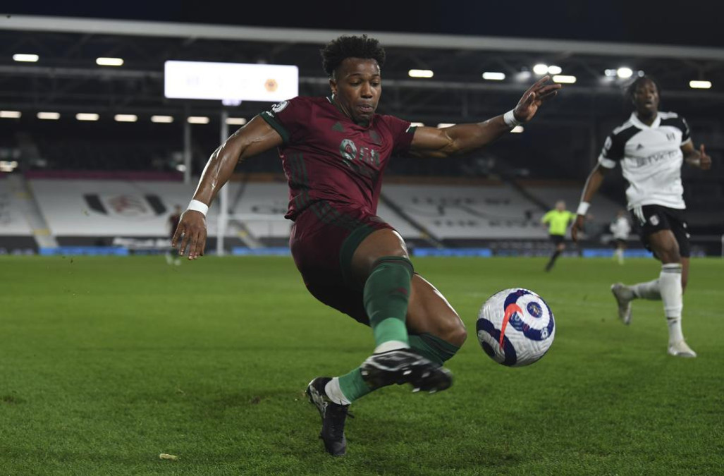 Adama aleja a los Wolves de la zona de descenso