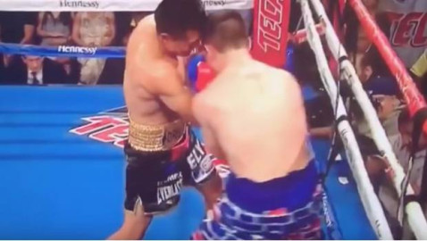 Mexicano noquea a rival que peleó con short inspirado en muro fronterizo