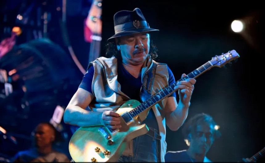 Por deshidratación y agotamiento Santana se desmaya en pleno concierto