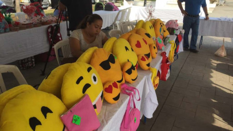 Arte y manualidades, son expuestas por mujeres estudiantes de los Cedif