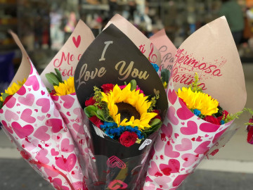 Les pega aumento de rosas a vendedores ambulantes