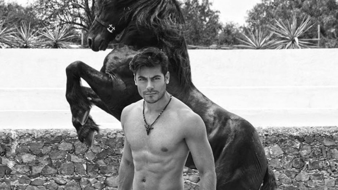 Carlos Rivera enciende redes sociales con atrevida foto