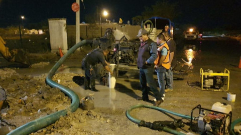 Gasera rompe tubo y JAD repara el daño en Fraccionamiento CIMA 3