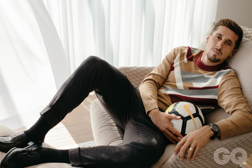 Héctor Herrera y su hermosura acaparan portada de la revista GQ