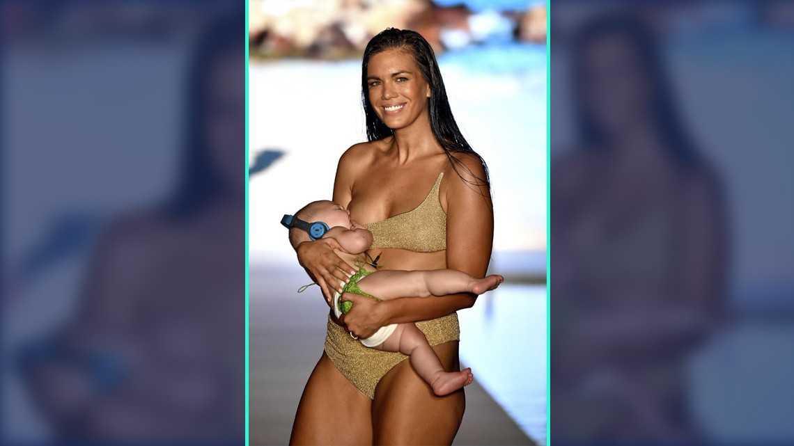 Mara Martin amamanta a su bebé en plena pasarela