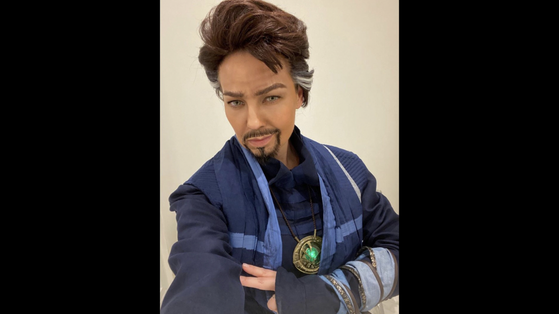 Thalía se disfraza del Dr. Strange para Halloween 