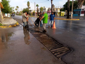 Cumple Alcalde Carlos Peña Ortiz con mantenimiento de drenes y canales 