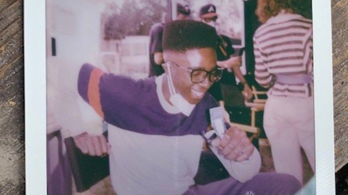 Caleb McLaughlin celebra "Stranger Things Day" con fotos del rodaje de la temporada 4